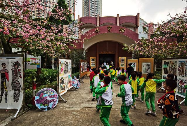 据悉,本次艺术节富丽小学在全校进行了美术,书法作品评比活动,并在
