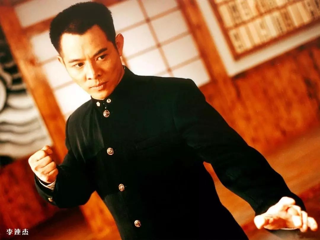 李连杰演《精武英雄》,饰陈真.甄子丹去亚视拍了《洪熙官》.