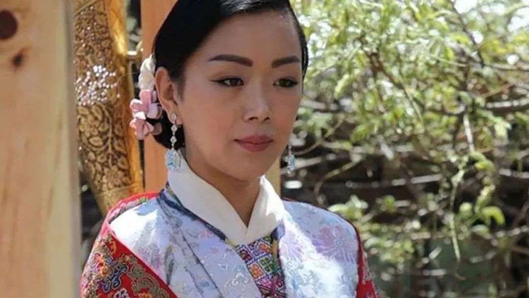 38岁不丹公主不苟言笑,用一张扑克脸惊艳全场,真是冰山美人