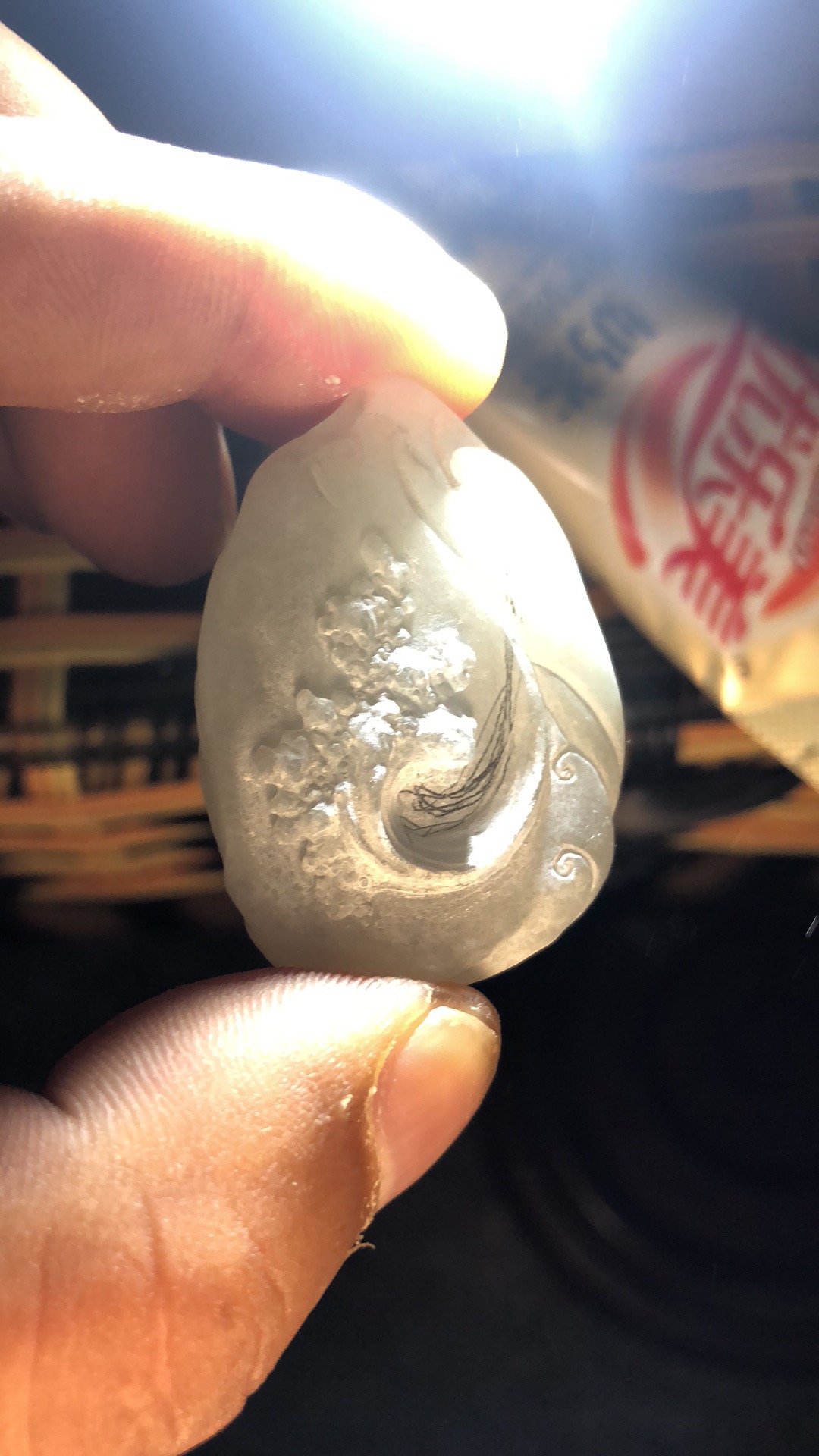 翡翠玉雕这件作品相信大家都能看出是浪花的题材.