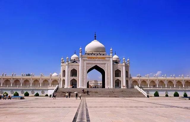 银川南关清真大寺位于宁夏回族自治区银川市南关,是一座具有阿拉伯