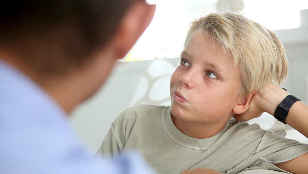 看一个暴力沟通的父亲,教育出怎样叛逆的孩子!令人痛惜!