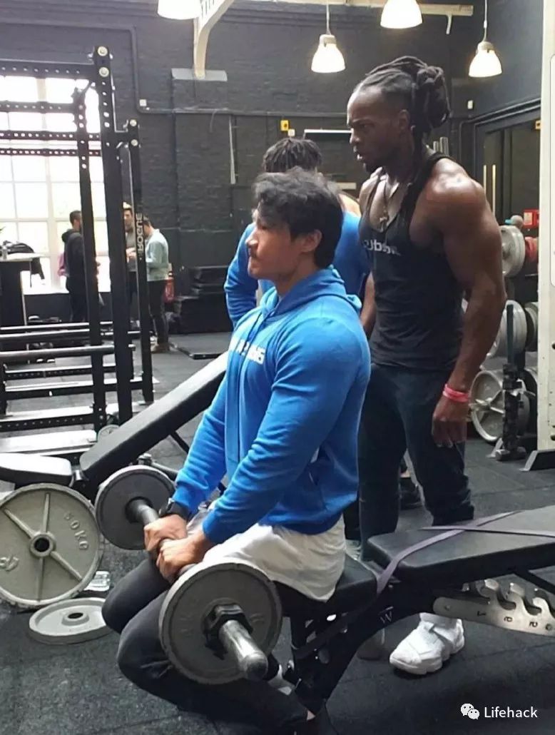 那个勇闯东京肌肉男酒吧的中国健身教练,原来是他!