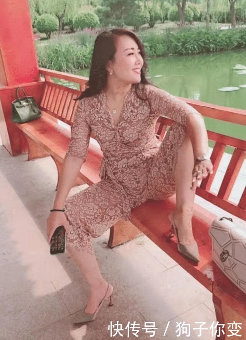 不过这位微胖的美女实在是太霸气了,这么豪放的坐姿在公园里面看风景