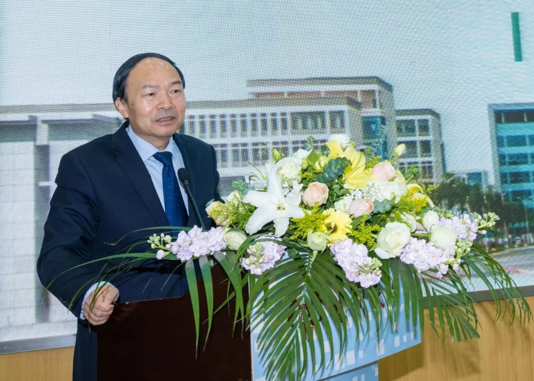 姚冠新在致辞中以"生机勃勃的百年老校欢迎你们""人才辈出的改革名校