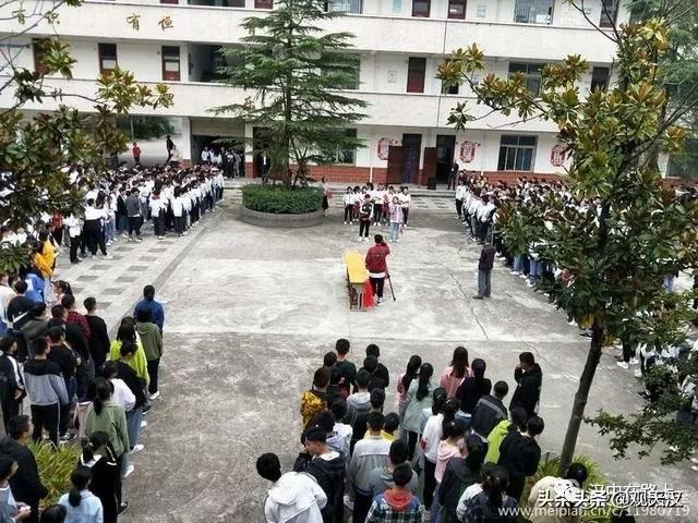 漢中鋪鎮(zhèn)中學(xué)2019掀起經(jīng)典誦讀校園文化熱潮(圖3) 漢中鋪鎮(zhèn)中學(xué)2019掀起經(jīng)典誦讀校園文化熱潮(圖3)