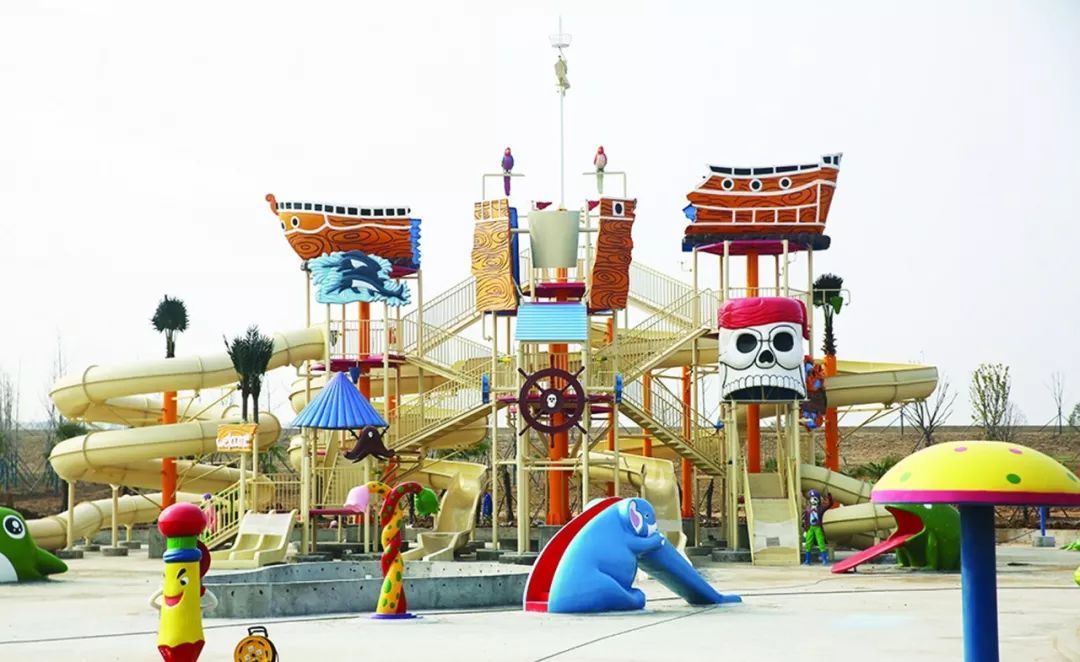 温室大棚区在建设现场看到,花博园大门广场,停车场以