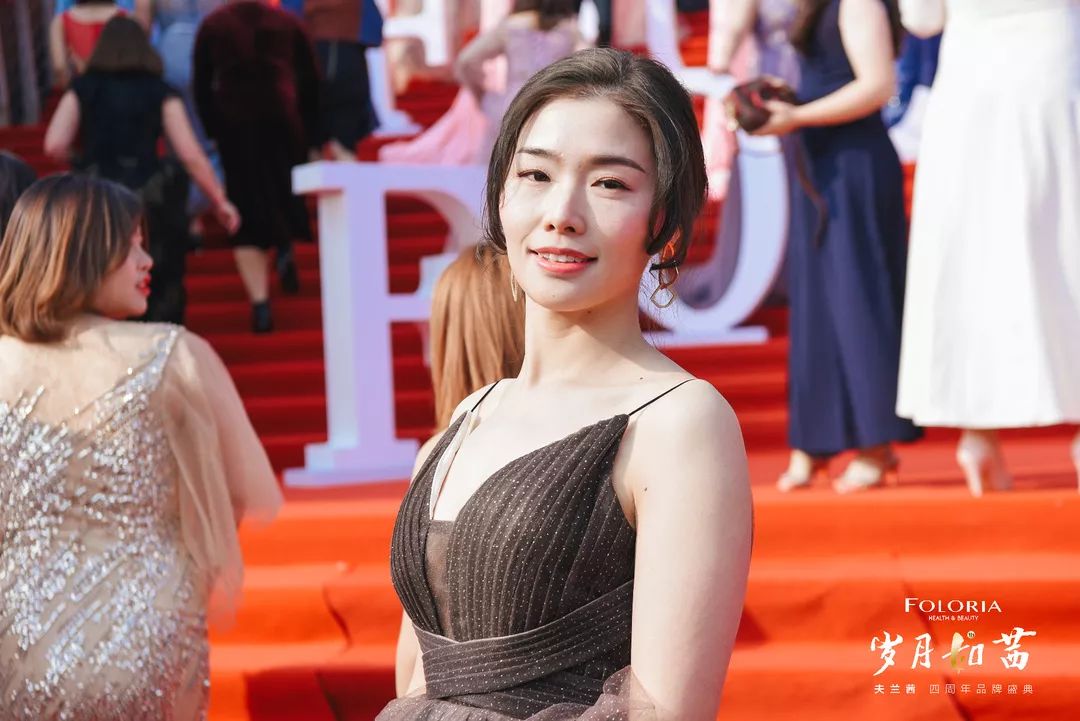 合伙人的父母就是夫兰茜的父母,只有最高的接待礼仪