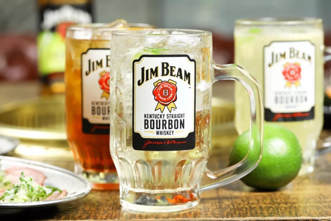 由金宾波本威士忌加入 青苹果汁调制而成 有清新青苹果的加持 嗨棒