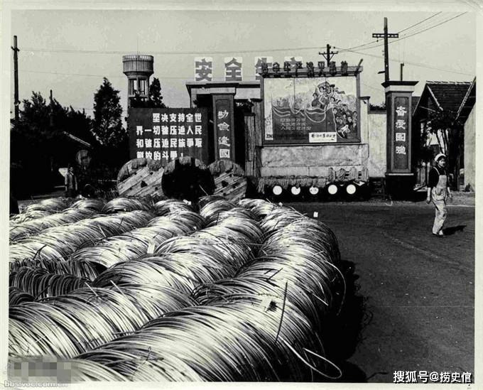 加拿大记者拍1965年中国,那时当个工人很光荣,马车运输是半机械化