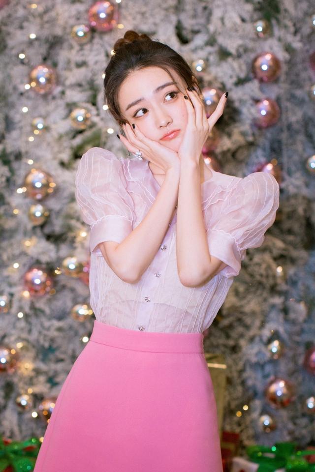 徐璐甜美私服照穿娃娃领透视衫配粉色短裙减龄十足似初恋少女