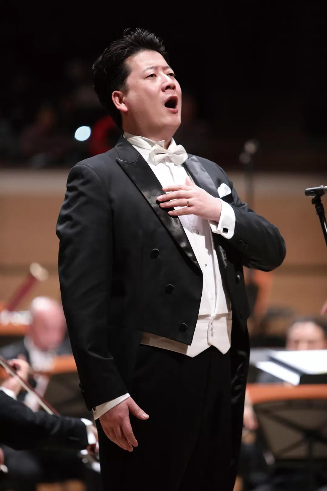 著名女高音歌唱家曲丹演唱了天士力集团的主题歌《大健康颂》,展现了