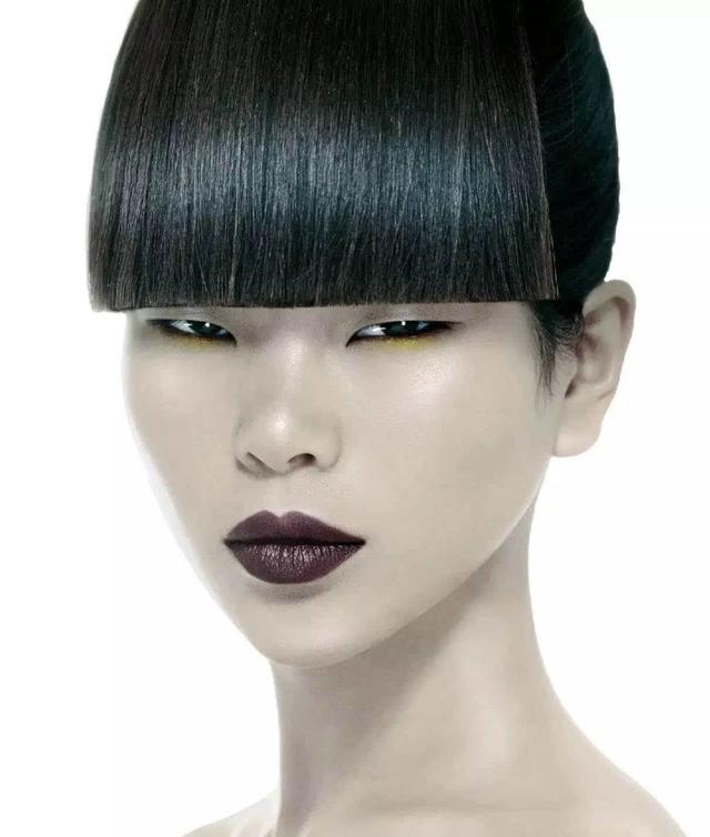 小眼睛,塌鼻梁,大嘴巴,好听点说这叫有辨识度,直接点说,这种长相在