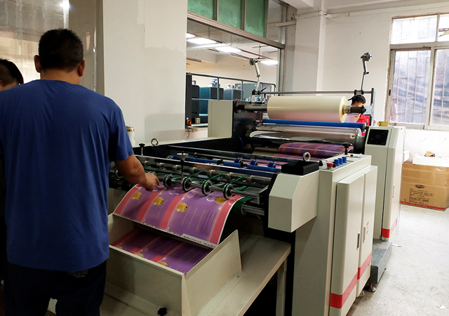 原来服装标牌覆膜工艺是这样子的,终于明白了_印刷