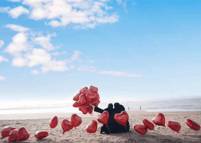 他们顶着冷冬寒意悄悄在海阳多地系上红色气球原来今天凌晨有一群神秘