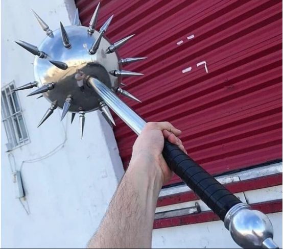 第三款 狼牙球狼牙球是根据狼牙棒打造的一款冷兵器,其构造同狼牙棒差