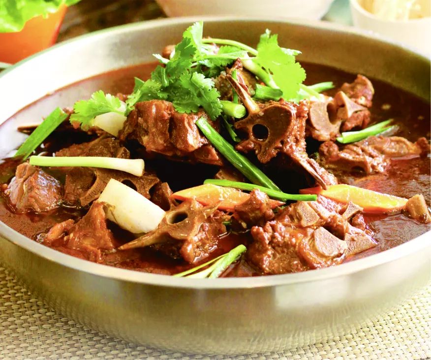 《炭火羊蝎子》底部焦脆,饼子绵香有嚼劲儿锅鸡的锅贴是手工揉出来的