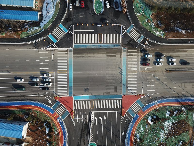 1059微聚焦车主速看烟台又添一彩色路口戳图解