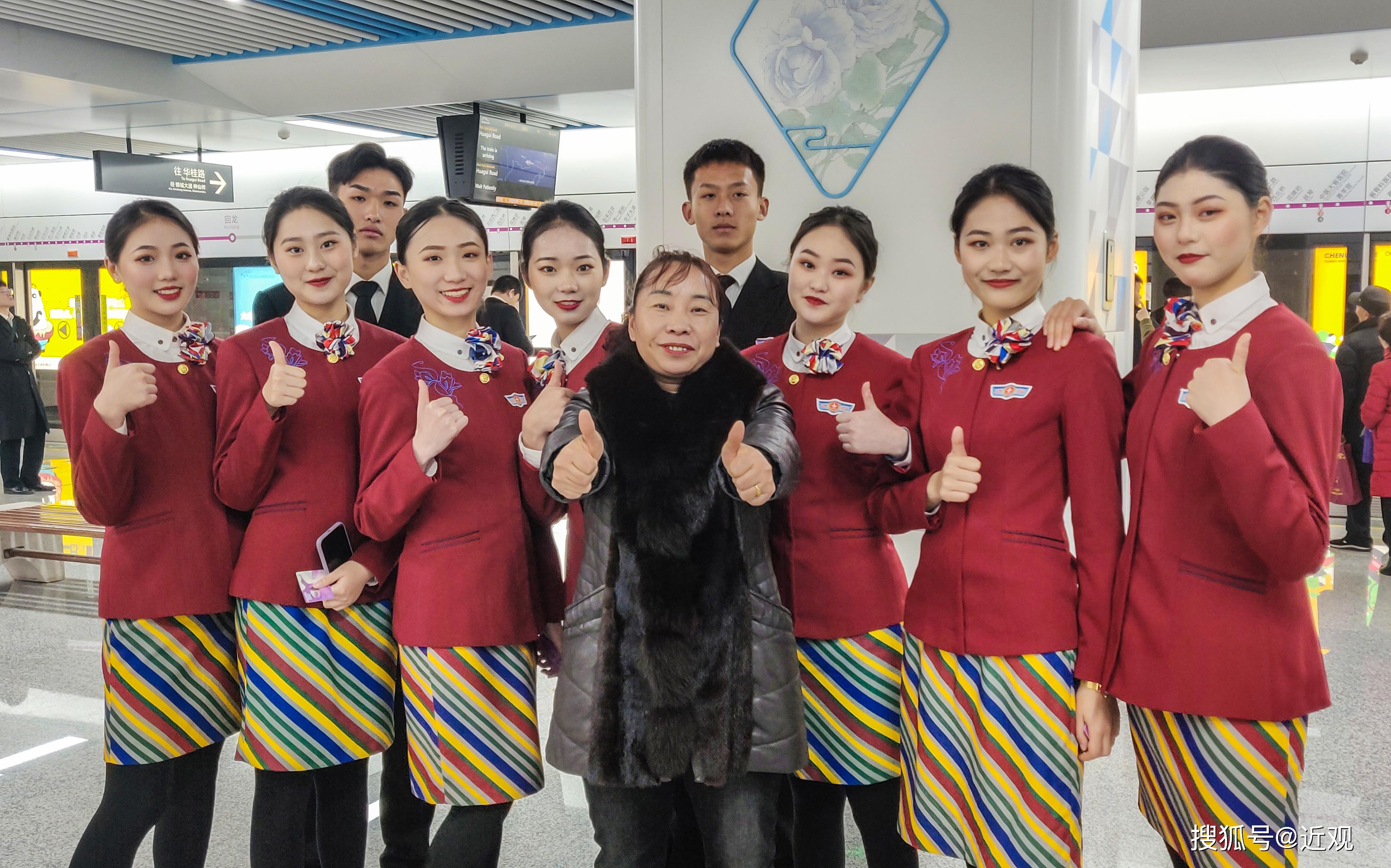 成都地铁5号线开通首日多名准空姐实地打卡秀礼仪