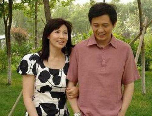 程前的事业顺利,感情生活也不差,他的第一任妻子是王越,从小就喜欢