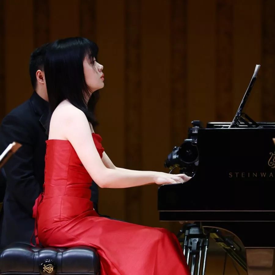 中国爱乐乐团女钢琴家图片