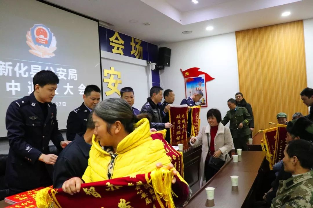 肖志平同志当场宣布了退赃名单和金额,相关受害群众领到了公安机关