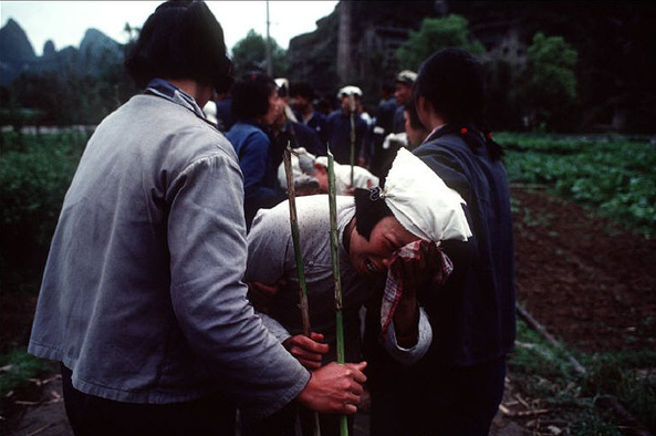 法国摄影师镜头下一场80年代农村的传统葬礼