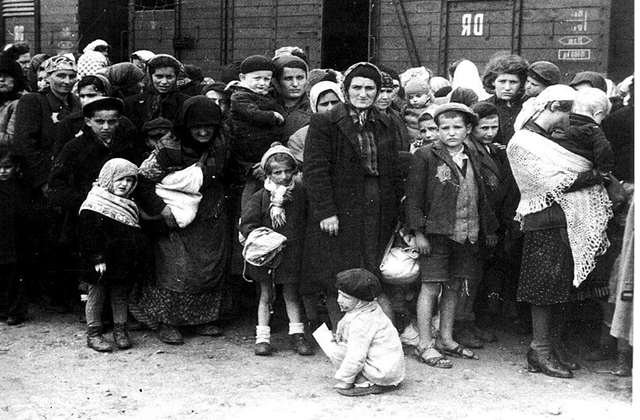 原创纳粹达豪集中营小女孩对德军士兵说叔叔把我埋浅些让妈妈找到我