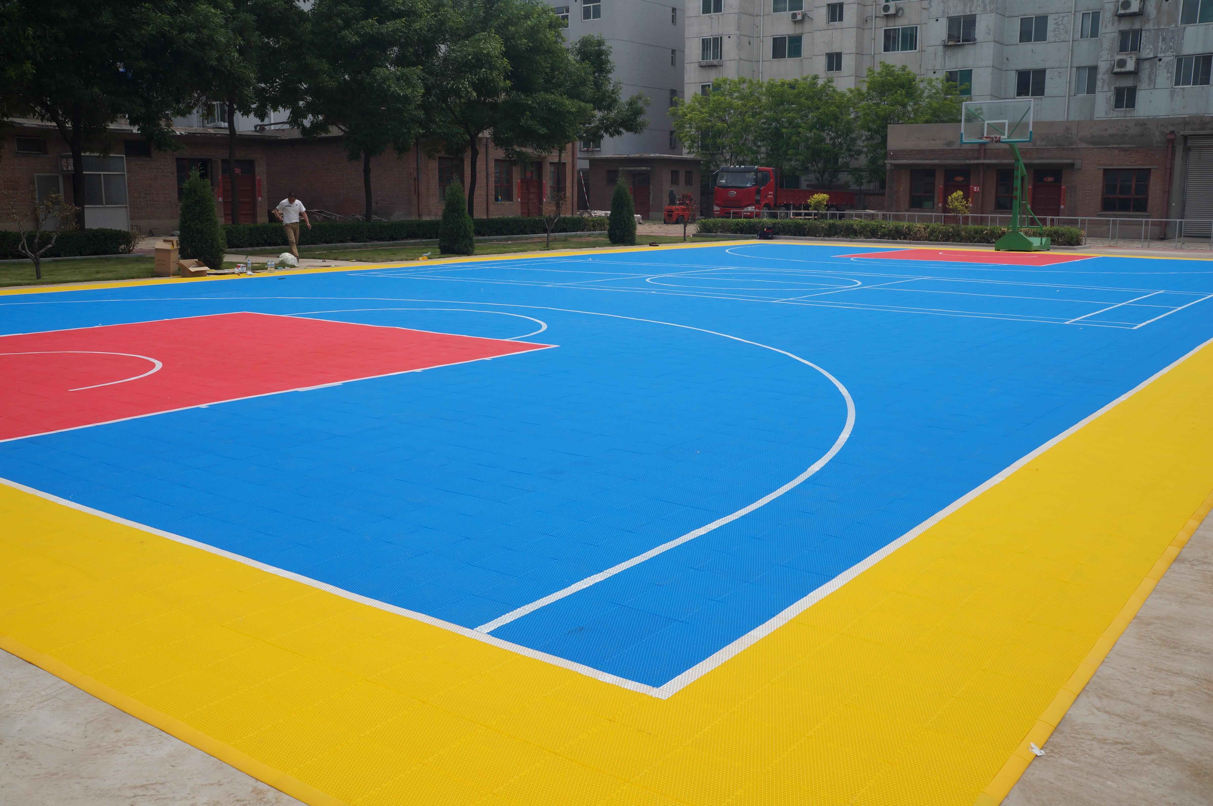 悬浮式拼装地板的优势:硅pu 篮球场6,硅pu面层的厚度一般是在35mm