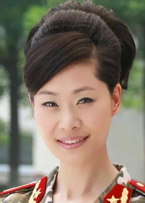 于紫菲,海政文工团节目主持人,国家一级演员.