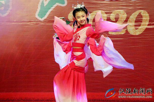 儀隴中學舉行慶祝元旦暨2020屆畢業(yè)文藝晚會(圖1)