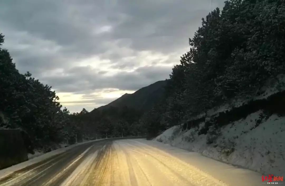 省道307鹽源小高山段下雪封路咯