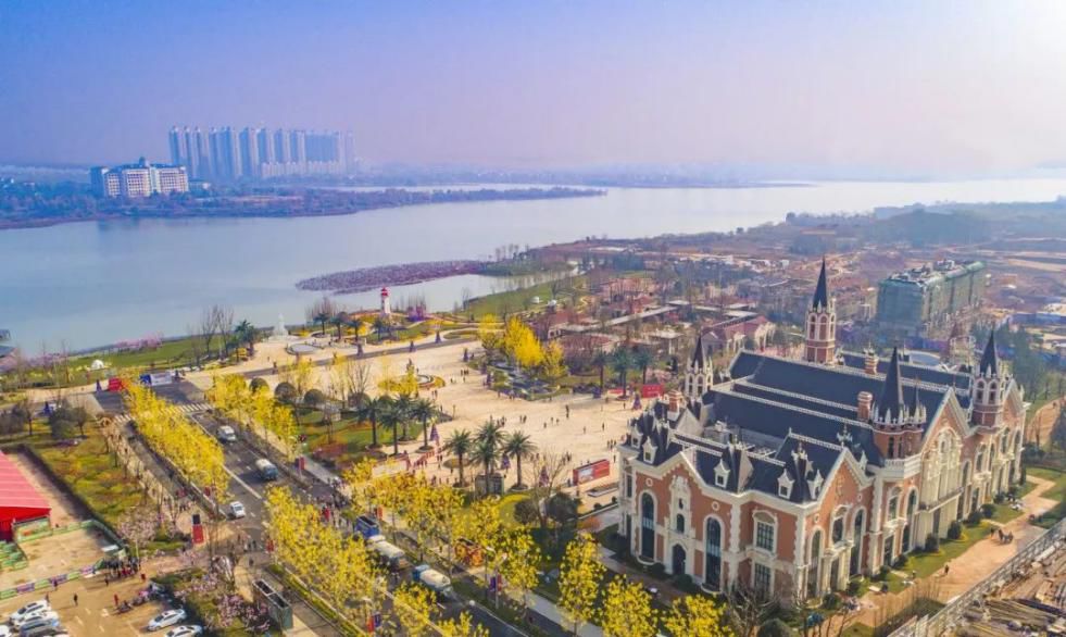 对红莲湖来说一开始陪伴成长比日后锦上添花更加珍贵