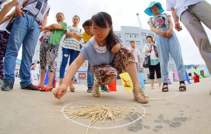 抓石子或抓杏壳石子在桌面上丢开;拿起其中一颗石子向上抛;趁向上抛的