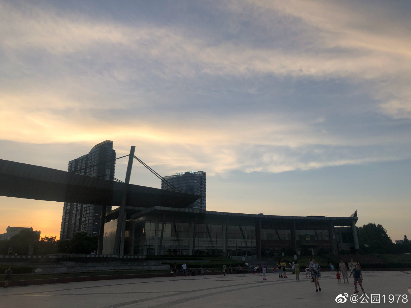 成蝶成花 3 市民广场位于安庆市大观区湖心中路 市民广场和文化广场