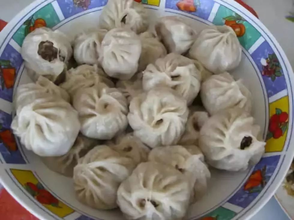 蒙古馅饼蒙古馅饼是一种风味面食,据今已有三百多年的历史.