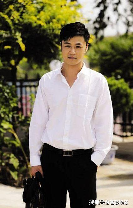 爱情》男一,赵本山力捧却万年不红,被宋晓峰取代后卖烧烤为生_贺树峰