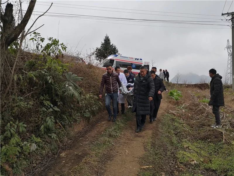 月27日下午2点左右,救护车到达了贵州省毕节市赫章县六曲河镇河边社区