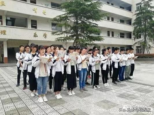 漢中鋪鎮(zhèn)中學(xué)2019掀起經(jīng)典誦讀校園文化熱潮(圖14) 漢中鋪鎮(zhèn)中學(xué)2019掀起經(jīng)典誦讀校園文化熱潮(圖14)