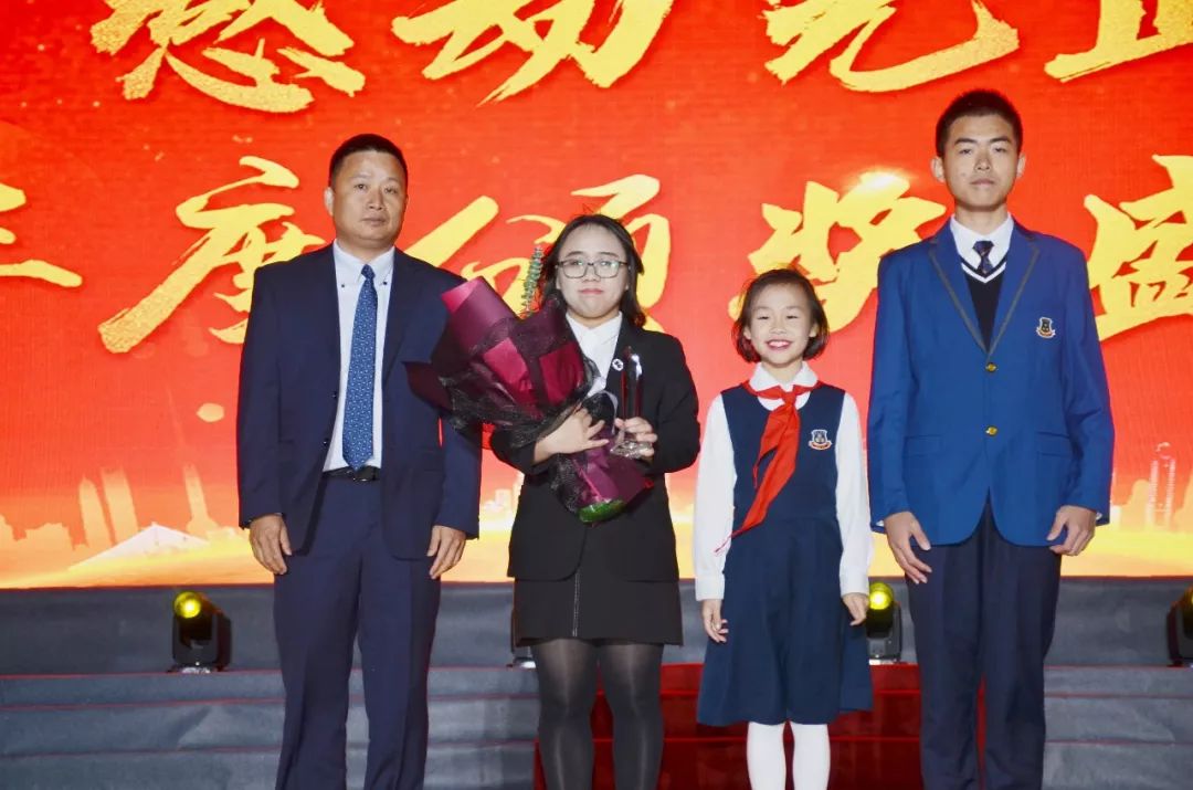 颁奖高中部张俊豪同学宣读感动光正评选委员会给予李伟君老师的颁奖词