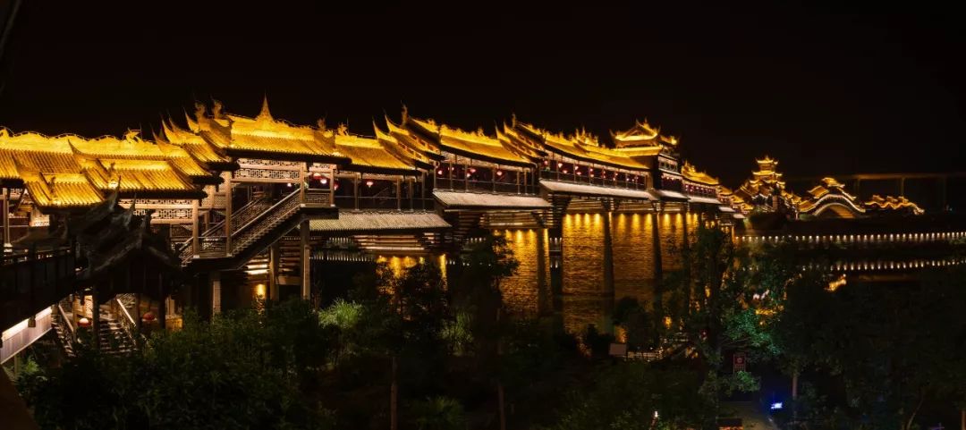 在濯水古镇,你可以体会到数千年土家苗族处事哲学:一块清朝光绪年间立
