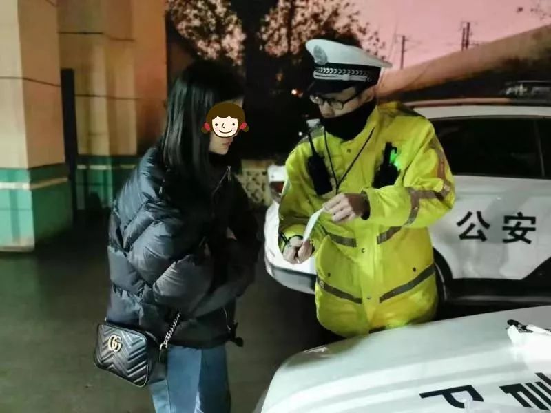 經詢問,該女司機表示遠遠看到民警在前方查酒駕,自己沒有駕照,心中