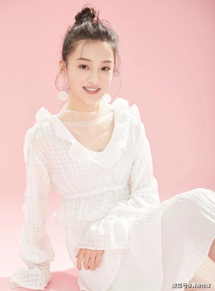 《庆余年》的叶轻眉原来是她,14岁穿"粉笔袜",腿长逆天了!_顾语涵