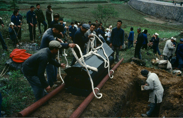 法国摄影师镜头下一场80年代农村的传统葬礼