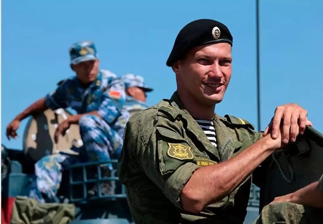 海军陆战队联合演习留影聊完了海魂衫,再来聊聊俄罗斯军队的迷彩服