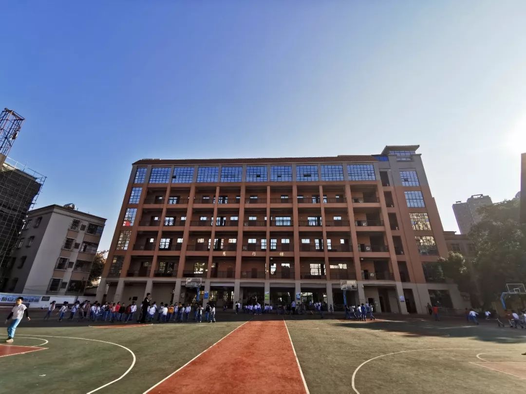 厚街中心小学部分荣誉厚街中心小学创建于1908年,前身是鳌溪小学的一