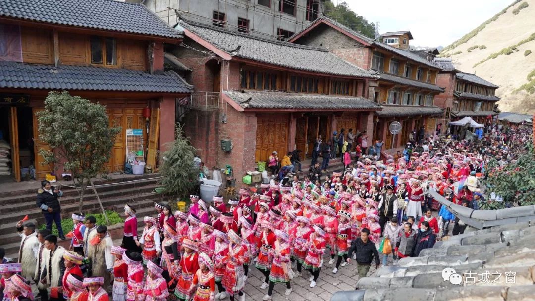 关注千人巡街民族舞打跳丽江傈僳族阔时节盛大开幕