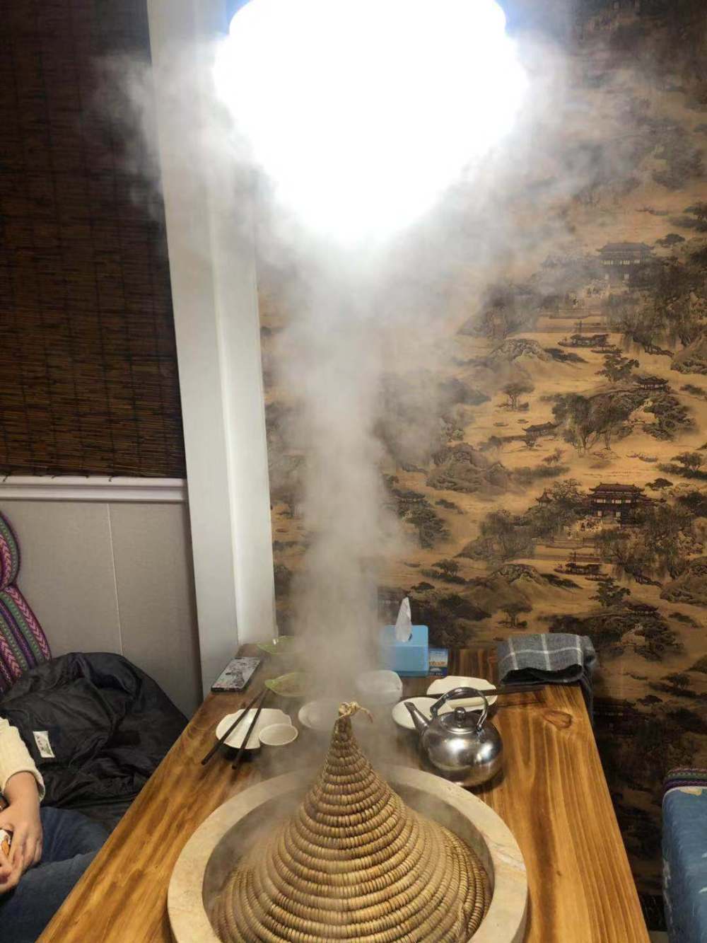 在煮火锅之前,服务员会先把餐具用高温蒸汽进行消毒,消毒可视化,看着