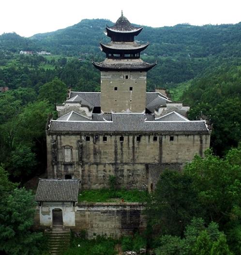 三峡地区建于清同治三年(1864)的彭氏宗祠,仍然保留了中古时代坞堡
