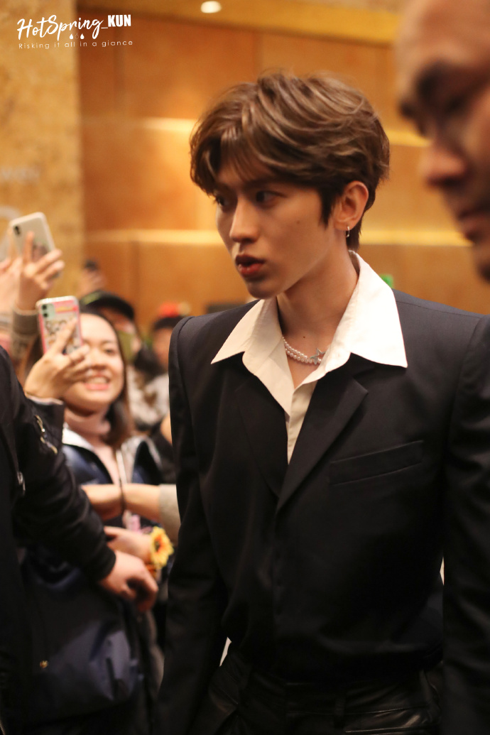 蔡徐坤星光大赏造型公开 人间bjd又在用脸鲨人了!